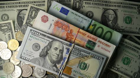 Рубль вновь снижается к доллару и евро — РТ на русском