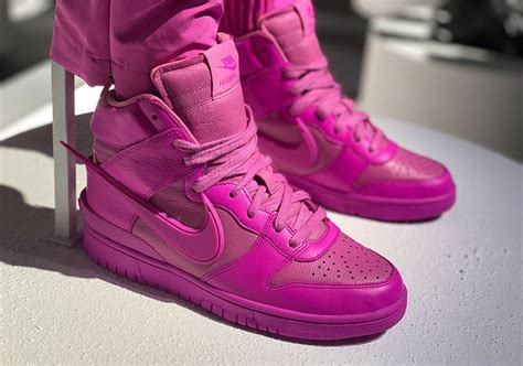 The nike dunk high ambush fuchsia arrives with an active fuschia leather upper and an exaggerated swoosh that protrudes the heel. AMBUSH x Nike Dunk: in arrivo altre due colorazioni - Outpump