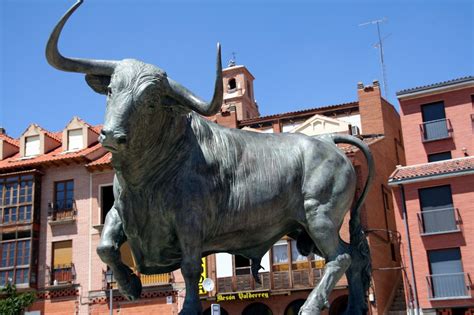 Hotel la vega situado em valladolid, o hotel la vega oferece uma luxuosa estadia de 4 classificaï¿½ das estrelas. Toro de la Vega monumental esculpido en Tordesillas ...