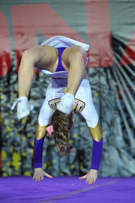 Pin By Kris Mcgahan On Sports Caught At The Right Moment In 2021 Hot Cheerleaders Cute