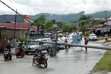 Foto aerial gedung kantor gubernur sulawesi barat yang rusak akibat gempa bumi magnitudo 6,2 di mamuju, sulawesi barat, sabtu (16/1/2021). Korban Gempa di Mamuju Mulai Kesulitan Air dan Makanan ...