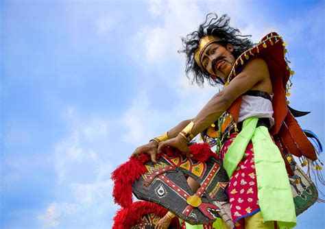 Tarian kuda kepang nama tarian : TRADITIONAL PERFORMING ART ON CAMPUS: Tari Kuda Lumping