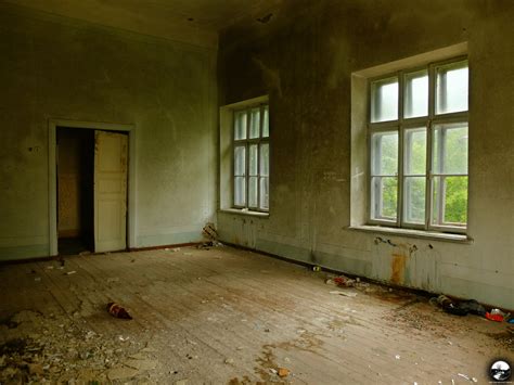 A Story About Empty Rooms Exploring A Beautifully Decaying Abandoned