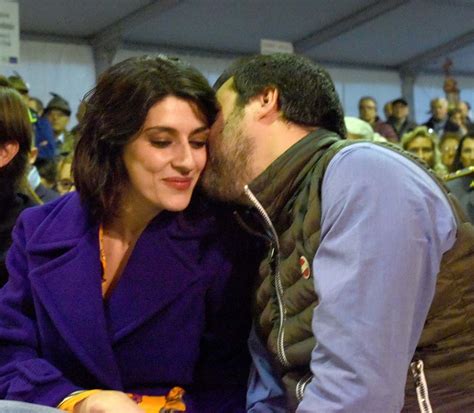 Jul 01, 2021 · elisa isoardi è una continua sorpresa: Elisa Isoardi e Matteo Salvini, le foto della vacanza a ...