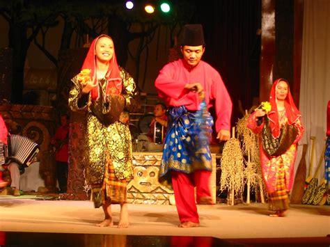 Despite the ethnic differences there are commonalities culturally speaking. Traditional Malay Dance | Cultural dance, Central asia, Dance