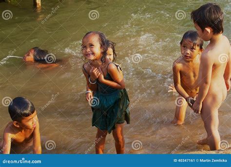 Игры воды детей редакционное фото изображение насчитывающей меконг 40347161