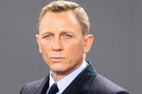 One of the british theatre's most famous faces, daniel craig, who waited tables as a struggling teenage actor with the . Daniel Craig: Der Hollywood-Star trauert um Vater Tim ...
