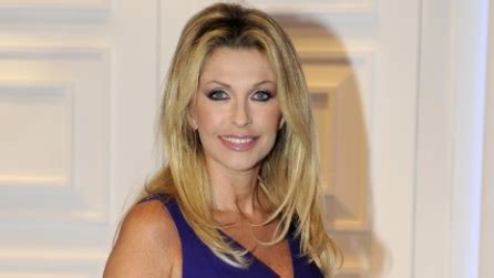 She has been active on rai since the 1990s, hosting its main sports programs such as la domenica sportiva and 90º minuto. Paola Ferrari operata al viso, il suo volto ieri e oggi