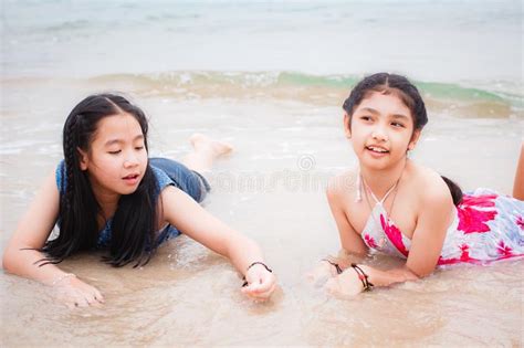 Twee Meisjes Zijn Op Het Strand Stock Afbeelding Afbeelding Bestaande