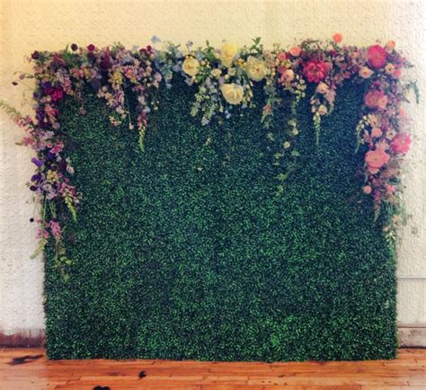 Check out this tutorial to make a beautiful floral photo backdrop for photography or parties. Floral draped boxwood wall by Sullivan Owen Floral and ...