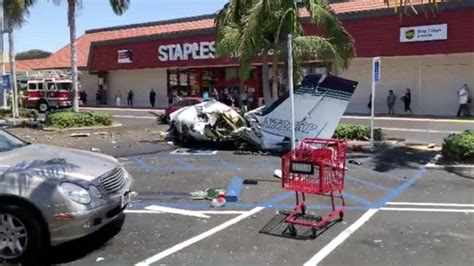 Small Plane Crashes In California Parking Lot 5 Killed World News