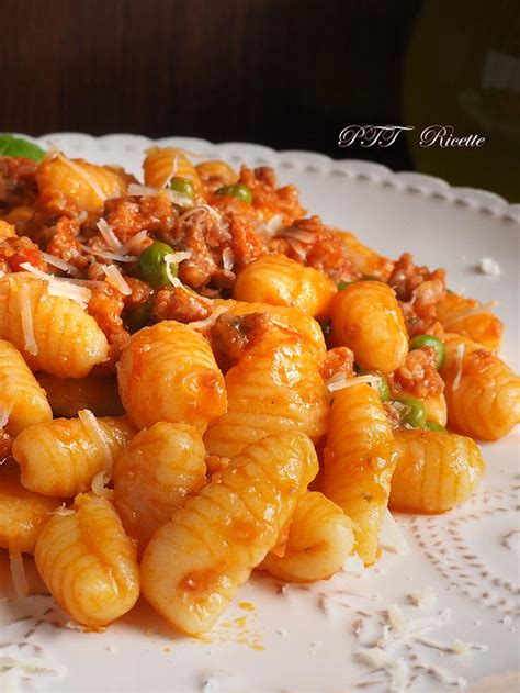 Ricco, sostanzioso e molto gustoso è il piatto ideale per i pranzi in famiglia. Gnocchetti sardi con sugo di salsiccia - PTT Ricette