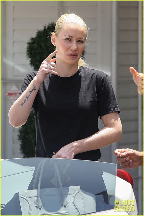 Iggy Azalea Gets A Ap Rocky Tattoo Removed From Her Fingers Photo Photo Gallery