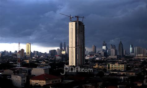 Terdapat informasi cuaca, suhu maksimal dan minimal, kelembaban, kemungkinan hujan, serta kecepatan angin. Cuaca Jakarta Hari Ini: Diperkirakan Hujan Ringan Siang ...