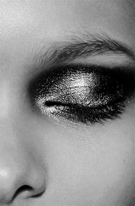 8 Gorgeous Ways To Wear Metallic Eye Shadow Right Now Metallic Makeup