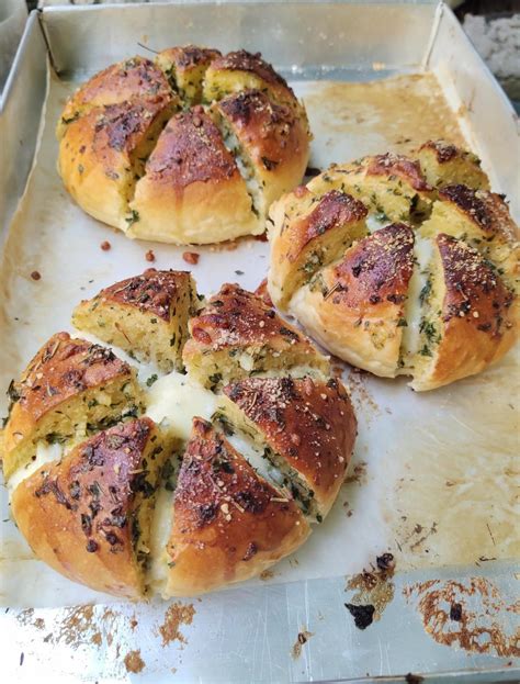Take a bite of this herbalicious, buttery korean garlic bread and you'll never want to go back to ordinary garlic bread again. Homemade Korean cream cheese garlic bread in 2020 ...