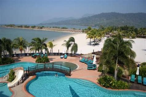 Guests of ombak villa langkawi enjoy a private beach, an outdoor pool, and a children's pool. 'King size' bed - Picture of Langkawi Lagoon Beach Resort ...