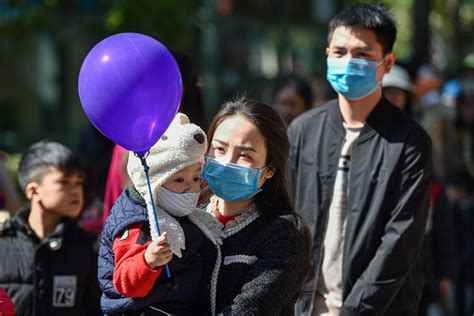 Đó cũng là nguồn gốc của cái tên thủ lệ, mang ý nghĩa là giữ lấy giọt lệ ở bên trong. "Biển người" chen chân chật kín trong công viên Thủ Lệ dịp ...