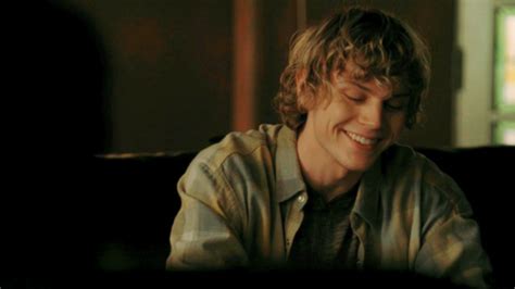 His Beautiful Smileawwh Evan Peters Photo 27020310 Fanpop