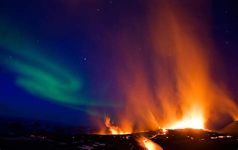 O vulcão grimsvotn, na islândia, está em erupção desde sábado e se as cinzas vulcânicas que libertar a erupção deste vulcão islandês já levou ao encerramento do principal aeroporto do país. Vulcão em erupção na Islândia