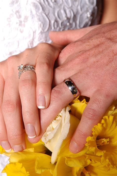 รูปภาพฟรี มือ การแต่งงาน แหวน งานแต่งงาน แดฟโฟดิลส์ ความมุ่งมั่น มือมนุษย์ Hippopx