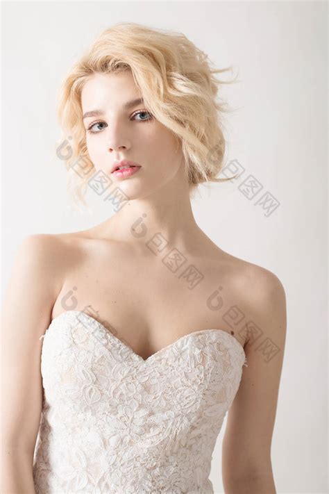 满头白发的婚纱的女人年轻的金发女郎和蓝色 包图企业站
