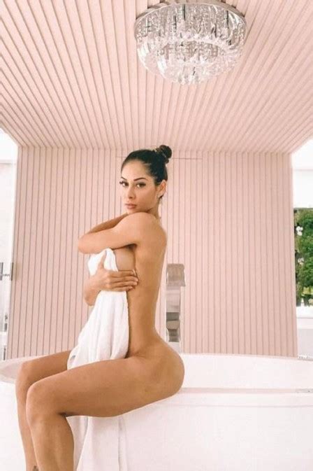 Mayra Cardi Posa Nua Em Banheiro De Nova Mans O Nunca Entrei Na Banheira