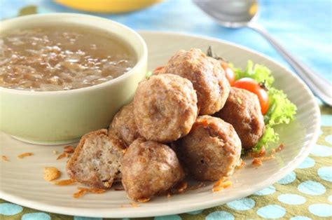 Tekwan adalah hidangan berkuah yang bahan utamanya terbuat selain itu, tekwan dihidangkannya tidak menggunakan cuka tetapi dengan kuah seperti sup berkaldu udang. Resep Bakso Goreng Kuah Enak, Menu Sarapan yang Pasti Membuai Selera - Sajian Sedap