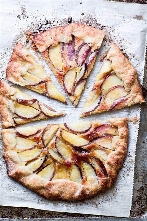 Recettes de galettes frangipane et pognes fruits confits, galette à crème d'amandes White Peach Frangipane Galette | The View from Great Island