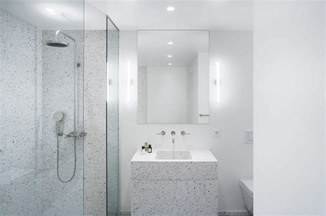 Minimalistische Badkamer Met Gespikkelde Witte Tegels Badkamers