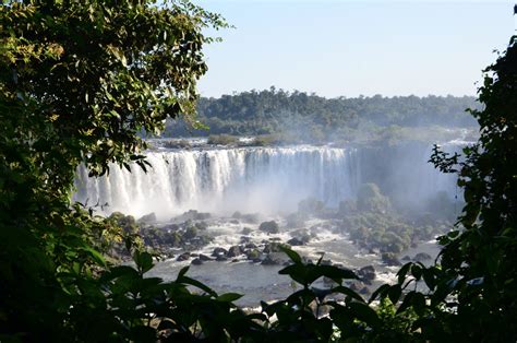 In der provinz am dreiländereck (argentinien/brasilien/paraguay) befinden sich die wasserfälle von iguazú, eine von den größten der erde. Foz do Iguaçu - gewaltige Wasserfälle im Dreiländereck ...