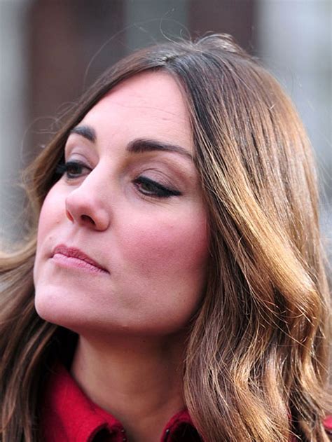 Let's break it down, rumor by rumor. Herzogin Kate zeigt ihren grauen Haaransatz | InTouch