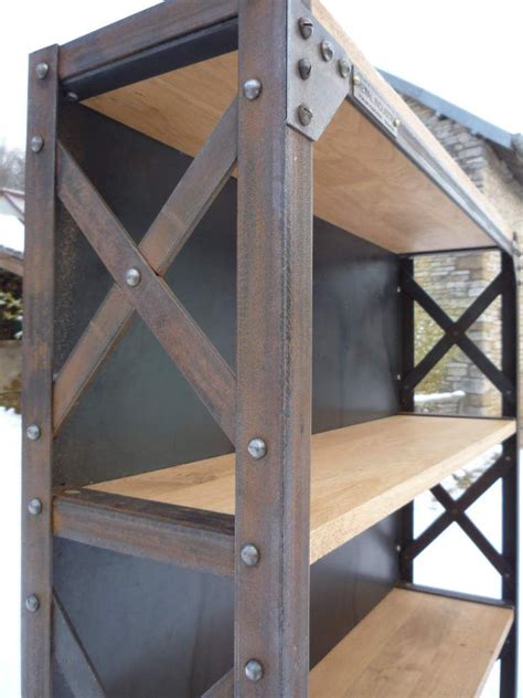 Cette bibliothèque peu profonde est réservée aux livres de lecture : PETITE ÉTAGÈRE RIVETÉE METAL / BOIS SUR PIED, BIBLIOTHÈQUE ...