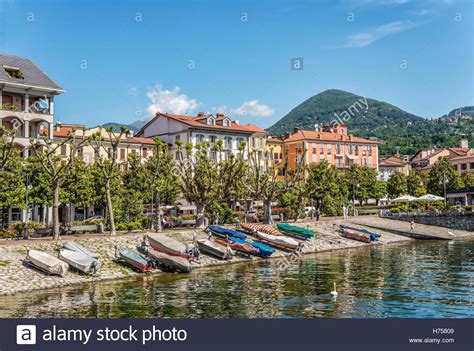 Verbania intra lungolago, piazza ranzoni e via san vittore walking tour verbania verbania intra. Waterfront Intra Lago Maggiore Verbano Stockfotos ...