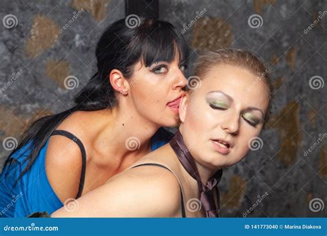 Duas Meninas L Sbicas Sexy Que Fazem O Amor Em Uma Cama Preta Em Seu
