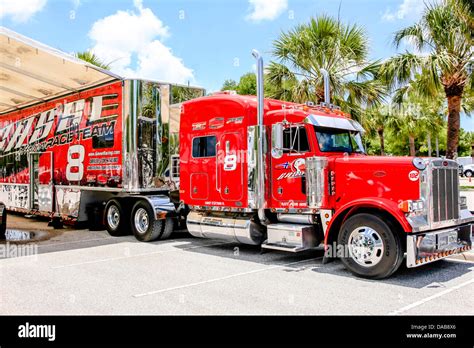 Big Red 18 Wheeler Peterbilt Truck Stock Photo Alamy