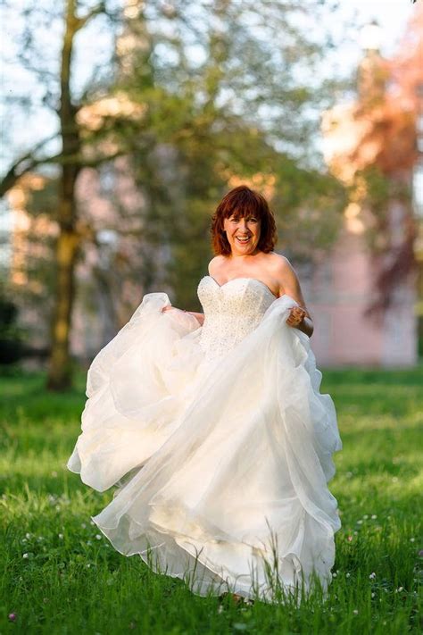 Was der körper jetzt braucht. Brautmode für Frauen ab 50 | Braut, Hochzeitsfotografie ...