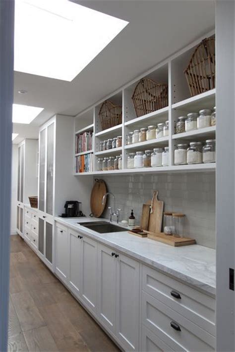 The purpose of a butler's pantry was primarily for the storing of the so, though many people are no longer eating formal meals in a dining room, i personally still love the idea of adding some type of butler's pantry. What's in a butler's pantry?