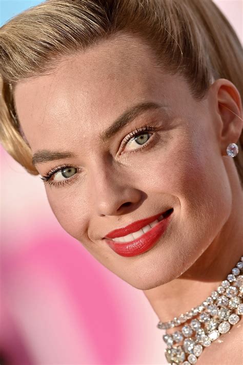 Margot Robbie Sa Maquilleuse Dévoile Tous Les Secrets Pour Se Créer Un Teint Glowy Digne De
