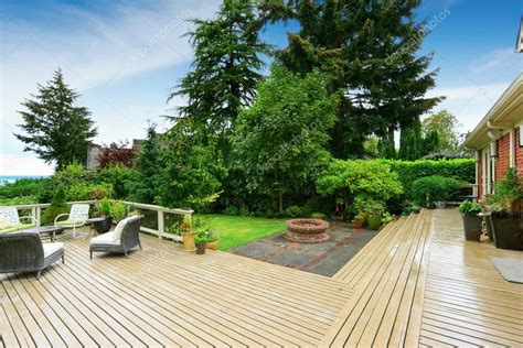 Walkout Deck With Patio Area And Backyard Garden — Stock Photo