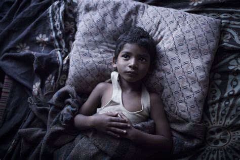 Weil er seine familie bei der arbeit unterstützen will, macht sich fünfjährige indische junge saroo (sunny pawar) von zuhause auf. Lion - Der lange Weg nach Hause | Film-Rezensionen.de