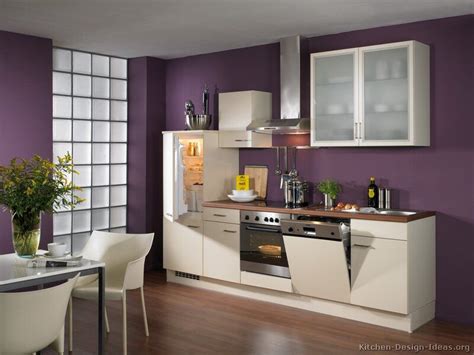 Simple kitchen design in else with wooden furniture. Kitchen of the Day: A small, space-saving kitchen design ...