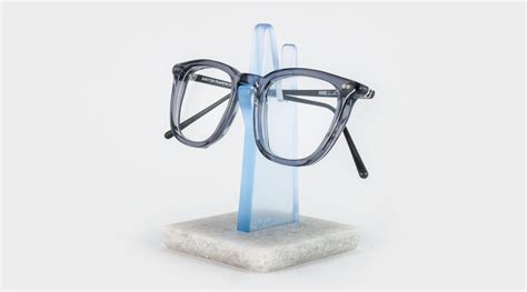 A Minimal Eyeglass Holder Banton Frameworks