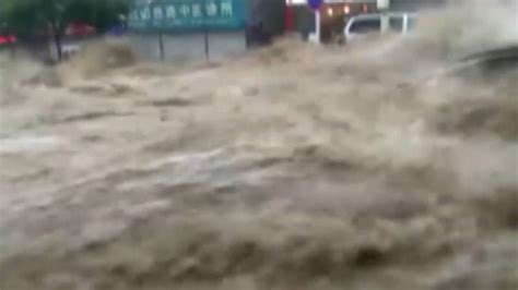 Materiële schade en economische schade, die zij lijden als gevolg van de schade door brand, explosie of overstroming. Video: grote overstroming in de Chinese stad | NOS