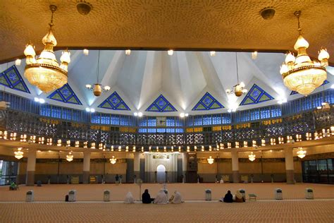 The stadium, which has 10,000 permanent seats, is fully air conditioned and is capable of housing many different events, including sports events and concerts. Masjid Negara, Kuala Lumpur - Nella Terra di Sandokan