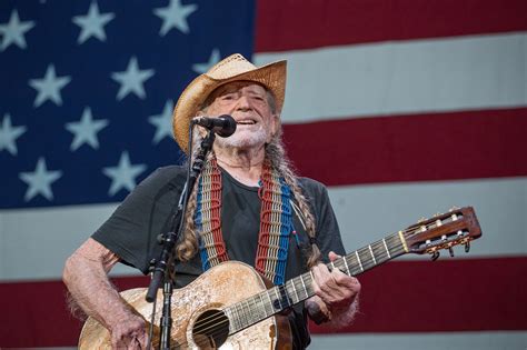 Willie Nelson Celebrates July 4 With Virtual Picnic New Lp
