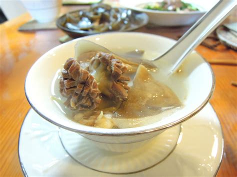煮中菜成日都聽到上湯高湯呢啲材料，往往係屋企只會用味精雞湯代替，招呼親友或者過時過節炆下花膠鮑魚嘅時候無理由用味精湯點算好？今次分享一下係屋企都可以輕易做到嘅上湯做法，用剩嘅湯可以放入冰格保存3－6個月都得.材料：雞殼 2個 （開半）鮑魚骨 2個 （開半）滷水鵝頭 1個 （斬件）金華火腿. 湯品 雞胗鮑魚菇湯 by Chris Lee - 愛料理