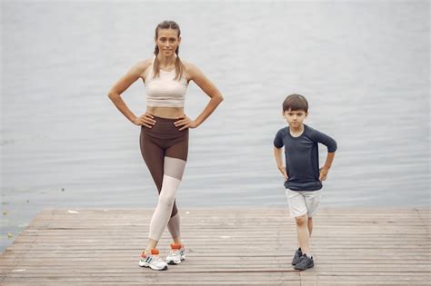 El Hijo Y La Madre Están Haciendo Ejercicios En El Parque De Verano