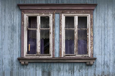 Possibly damaging the surrounding wall cladding; May 16 free workshop on restoration of old windows - Sierra 2