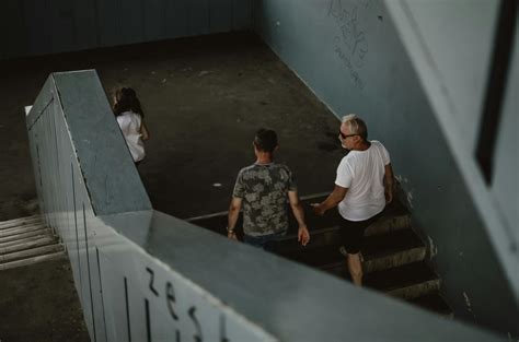 hochwinkelfoto von zwei männern die auf treppen gehen · kostenloses stock foto
